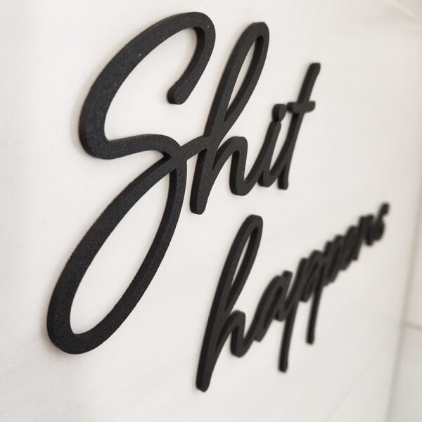 Schriftzug Shit happens – aus PLA im 3D-Druck gefertigt